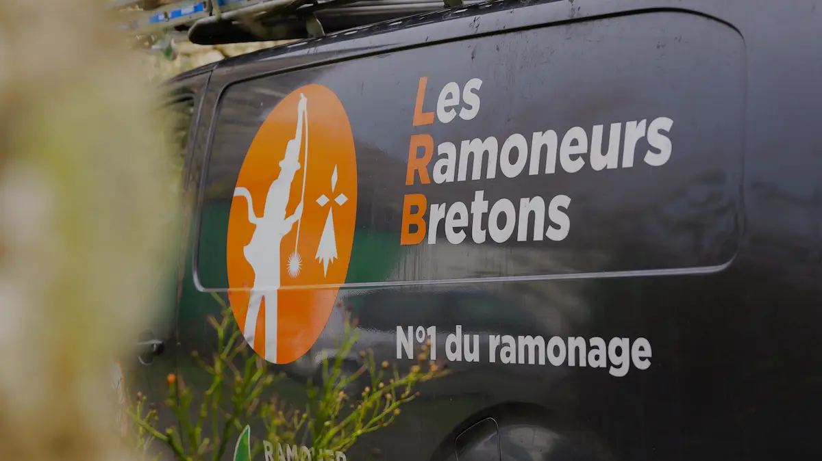 Technicien Les Ramoneurs Bretons lors d'une intervention d'entretien